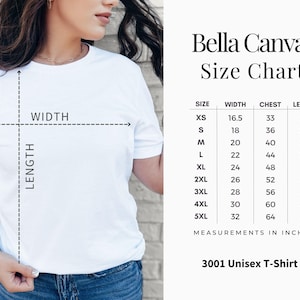 Pu&ograve; includere: Una maglietta unisex Bella Canvas 3001 bianca &egrave; mostrata con una tabella delle taglie. La tabella elenca le misure in pollici per larghezza, petto e lunghezza, che vanno dalla XS alla 5XL. La modella indossa la maglietta.