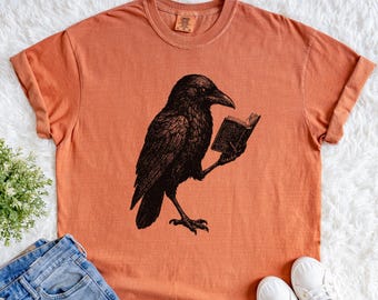Koszulka Vintage Raven Book Linocut – koszulka z nadrukiem Gothic Ink Engraved Crow dla miłośników książek, fanów sztuki mrocznej i entuzjastów literatury