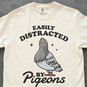 Camiseta divertida de pájaro de dibujos animados: se distrae fácilmente con las palomas, gráfico de paloma urbana extraña, regalo humorístico para la ansiedad, linda camiseta de paloma nerviosa.