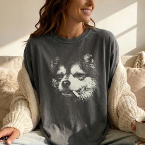 Camiseta com estampa de cachorro Pomsky fumando, camiseta vintage grunge Y2K com estampa de cachorro Pomsky, camiseta engraçada com carinha de cachorro, presente Comfort Colors® para mãe de Pomsky
