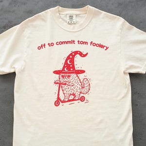 Off to Commit Tom Foolery persisk katt-t-shirt. Komfortfärger rolig Halloween-katt-t-shirt för vuxna, meme-grafik, sarkastisk häxkattunge