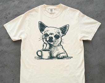 Camiseta de Chihuahua con café: regalo para mamás o papás de Chihuahua u otros dueños de Chihuahua, camiseta para amantes de los chihuahuas y la cafeína, camiseta para perro cansado
