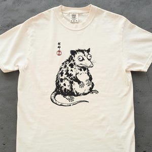 Seltsames Opossum-Shirt Japanische Tintenkunst - lustiges Bug-Eyed Opossum-T-Stück Komfort-Farben - Sumi-e Goblincore-Opossum-Liebhaber-gruseliges niedliches grafisches T-Shirt