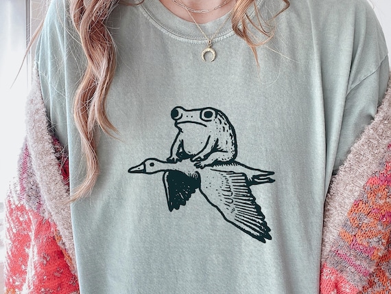 Weird Frog and Goose Shirt - Quirky Animal Whimsical Gift Tee - Toad Riding Goose T - Funny Animals T-Shirt - Meme Tee