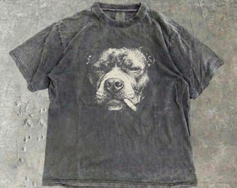Camiseta com estampa de pitbull fumando, estilo vintage grunge anos 2000, camiseta engraçada com carinha de cachorro, camiseta Comfort Colors® com meme descolado, presente para amantes de cães.