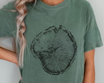 T-shirt boomring: natuurinktontwerp - minimalistisch T-shirt met houten schijf voor bosliefhebbers, ecologen, buitencadeaus