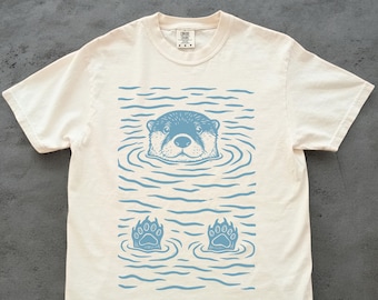 Minimalist Pastel Otter Tee – Hand‑Drawn Animal Graphic Shirt, Soft Ink Print for Nature & Animal Lovers, Eco‑Friendly Otter Art