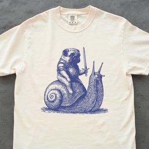 Middeleeuwse mopshond rijdende slak vintage tshirt – grappige hondenmeme, retro griezelige jaren 90 gewassen, Y2k Dark Art, Grimdark Gag cadeau, mopshond moeder vader idee