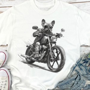 Peut inclure: Une illustration en noir et blanc d'un bouledogue français portant des lunettes de soleil et conduisant une moto. Le bouledogue porte une veste en cuir et un jean. La moto a un cadre noir et un pot d'échappement chromé.