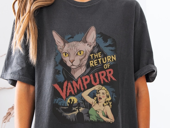 Vampurr Sphynx Vampire T-Shirt – Hairless Cat Dracula Tee, Peterbald Donskoy Gothic Halloween Spooky Season 90s Poster Cat Gift T