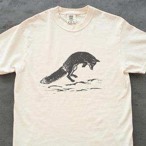 T-shirt speelse vos in de sneeuw – schattige dierenkunst, winterwild, Jumping Fox Lover Gift-T-shirt, linosnede inktgravure zwart-wit stijl