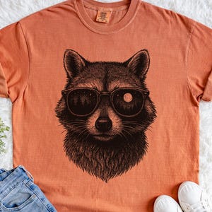 Vintage Raccoon Night Shirt – Retro Forest Reflection Raccoon Tee, Moon Lover Gift, Nature Aesthetic Shirt, Wildlife Camping Raccoon T-Shirt