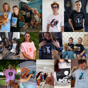 Pu&ograve; includere: Una collezione di persone che indossano varie magliette con grafiche a tema cani. Le magliette sono disponibili in diversi colori, tra cui nero, bianco e rosa. Alcuni disegni includono testo come "The Protector" e "The Magician".