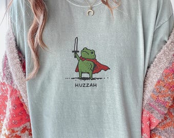 T-shirt Huzza-kikker met zwaard, geborduurd middeleeuws kikkershirt, comfortkleuren 1717, grappig DnD-T-shirt, cadeau Renaissance Faire Frog