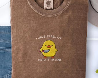 Jag har stabilitet-tröja, rolig broderad anka-tröja, komfortfärger 1717, hälsosam meme-tröja, söt djurgåva, fånig knivanka-t-shirt