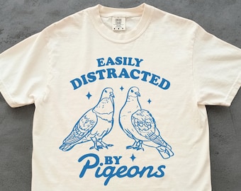 Maglietta "Facilmente distratto dai piccioni" - Regalo per amanti dei piccioni, Maglietta per proprietari di colombe, Regalo vintage sui piccioni, Maglietta per fan dei piccioni, Maglietta per amanti degli uccelli, Due piccioni