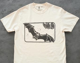 Halloween Bat Linocut T-Shirt – Spooky Season, Gothic Flying Bats, Creepy Cute Shirt for Witch & Vampire Lovers