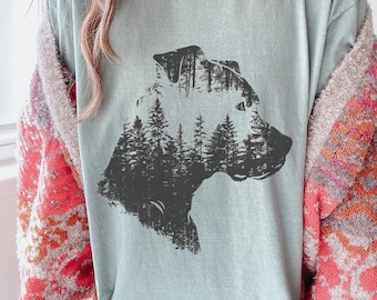Camiseta Pitbull Forest - Camiseta com estampa de Pitbull Terrier da Montanha e desenho de árvore da floresta, estilo minimalista e inspirado na natureza.