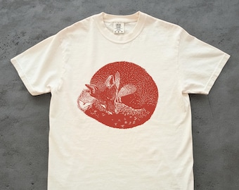 Shirt met linosnede van de slapende vos – Rustic Woodland T-shirt met print