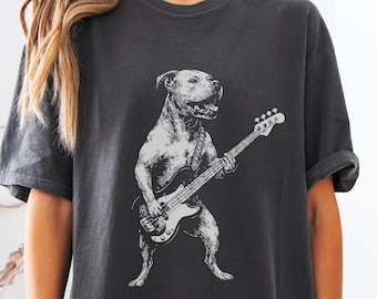 Camiseta Comfort Colors Pitbull Tocando Guitarra - Camiseta Presente para Pai de Pitbull Rockeiro, Camiseta Mãe de Pitbull Rockeira, Camiseta Músico/Baixista Amante da Música