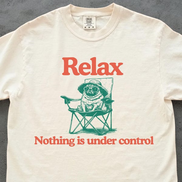 Camiseta vintage Chill Pug: "Relájate, nada está bajo control", para mamá Pug en verano, para papá Pug, con vibras relajantes para perros Pug.