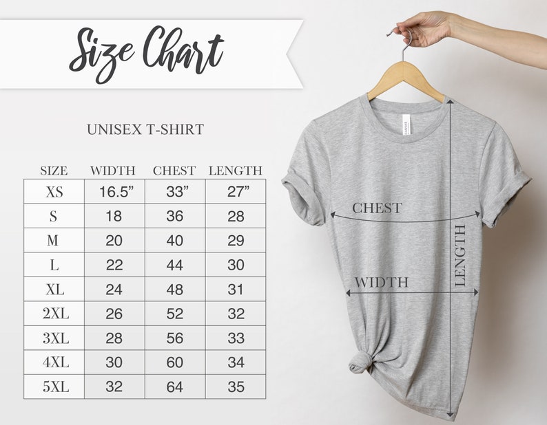 Puede incluir: Una camiseta unisex gris colgada de una percha de madera, con una tabla de tallas a la izquierda. La tabla detalla las medidas de ancho, pecho y largo en cent&iacute;metros para las tallas XS a 5XL. El texto "Size Chart" est&aacute; en la parte superior.