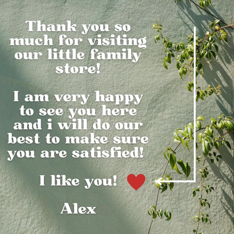 Puede incluir: Texto blanco en una pared verde: "&iexcl;Muchas gracias por visitar nuestra peque&ntilde;a tienda familiar!" y "&iexcl;Estoy muy feliz de verte aqu&iacute; y har&eacute; todo lo posible para asegurarme de que est&eacute;s satisfecho!" con un coraz&oacute;n rojo y "Alex".  Vides verdes a la derecha.
