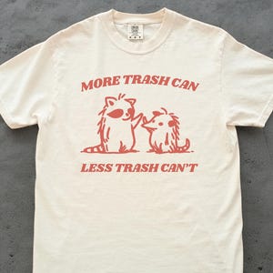 Meer prullenbak Minder prullenbak opossum premium T-shirt, premium T-shirt grappige wasbeer, shirt schattige dieren, shirt grappige dieren meme