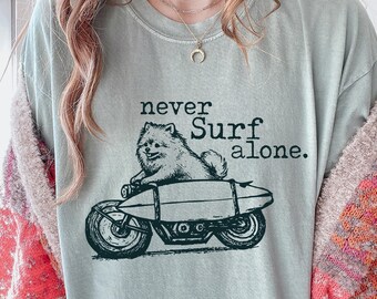 Surf Pomeranian Comfort Colors T-Shirt - Retro Bike Dog Surfer Tee - Vintage Pom Mom Gift - Dog Dad Shirt - Motorcycle Dog Surfboard TShirt