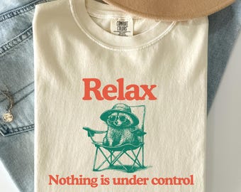 Camiseta vintage Chill Raccoon - Relájate, nada está bajo control. Camiseta de mapache de verano, vibras relajadas de mapache.