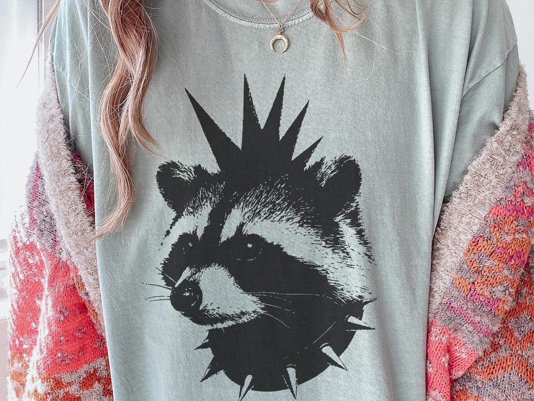 パンク・ラクーン・コンフォートカラーズ®Tシャツ、レトロY2Kパンク