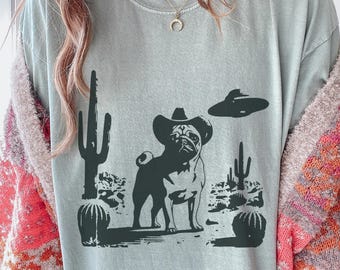 Camiseta de Pug OVNI: Diseño estilo salvaje oeste, perro vaquero, regalo para mamá o papá Pug, camiseta campestre de rancho con extraterrestre y perro.