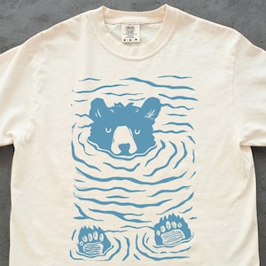 ミニマリスト リノカット ベア グラフィック Tシャツ - パステル ネイチャー アート