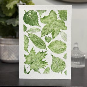 Cartão pintado à mão com folhas de verão britânicas, folhagem, design botânico em papel grosso, NÃO impresso