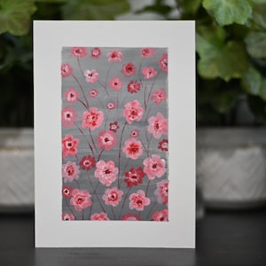 Tarjeta de felicitación con flores rosas y rojas pintadas a mano en papel grueso (NO impreso)