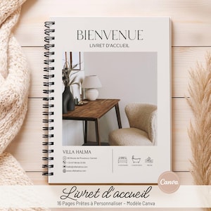 Peut inclure: Un carnet à spirales avec l'inscription "BIENVENUE LIVRET D'ACCUEIL" sur la couverture. La couverture présente une photo d'une pièce avec une table en bois, une lampe et un fauteuil beige. Le carnet comprend également le texte "VILLA HALMA" et des coordonnées.
