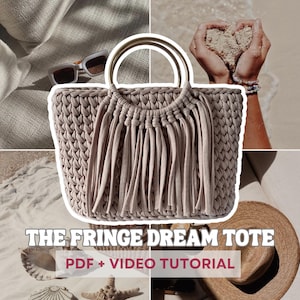 Puede incluir: Un bolso tote de crochet beige con flecos y asas doradas. El bolso se muestra con una concha, una estrella de mar y un sombrero de paja. El texto en la imagen dice "THE FRINGE DREAM TOTE PDF + VIDEO TUTORIAL."