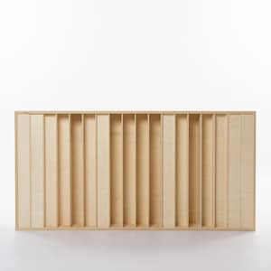 Può includere: Un pannello rettangolare in legno con più fessure verticali, che creano un diffusore acustico. Il pannello è in legno chiaro e ha una finitura liscia.