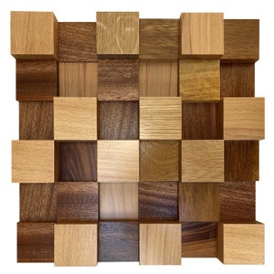Könnte beinhalten: Eine wandmontierte Akustikplatte aus Holzblöcken in verschiedenen Brauntönen und Beige. Die Blöcke sind in einem Raster angeordnet und erzeugen eine optisch interessante und strukturierte Oberfläche.