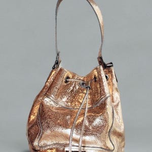 Bolso tipo cubo brillante, bolso de noche Silvian Heach con asa superior, bolso glamoroso de color dorado, cartera estilo cubo con base estructurada
