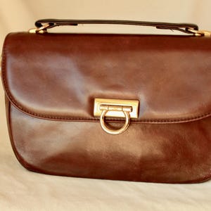 Vintage brun läderväska med topphandtag • minimalistisk axelväska med 90-tal • handväska med guldfärgat spänne
