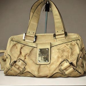 Bolso vintage Guess, auténtico Guess en lona Monogram en beige perla, bolso satchel vintage con asas y cierre de cremallera, bolso vintage con marco Y2K.