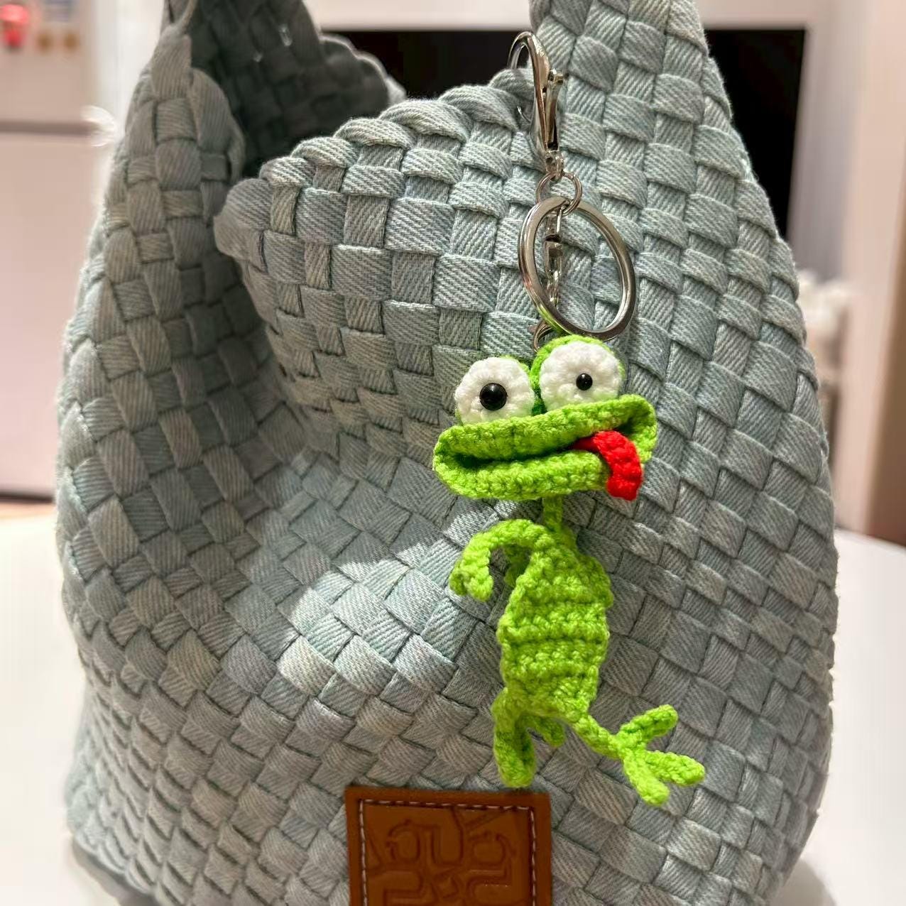 手作りかぎ針編みのカエルキーホルダー：かわいい編みぐるみバッグ