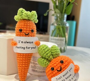 Carotte Positive En Laine Crochetée - Jouet Doudou Déco Motivation - Environ 11.5cm, Fait Main, Cadeau émotionnel