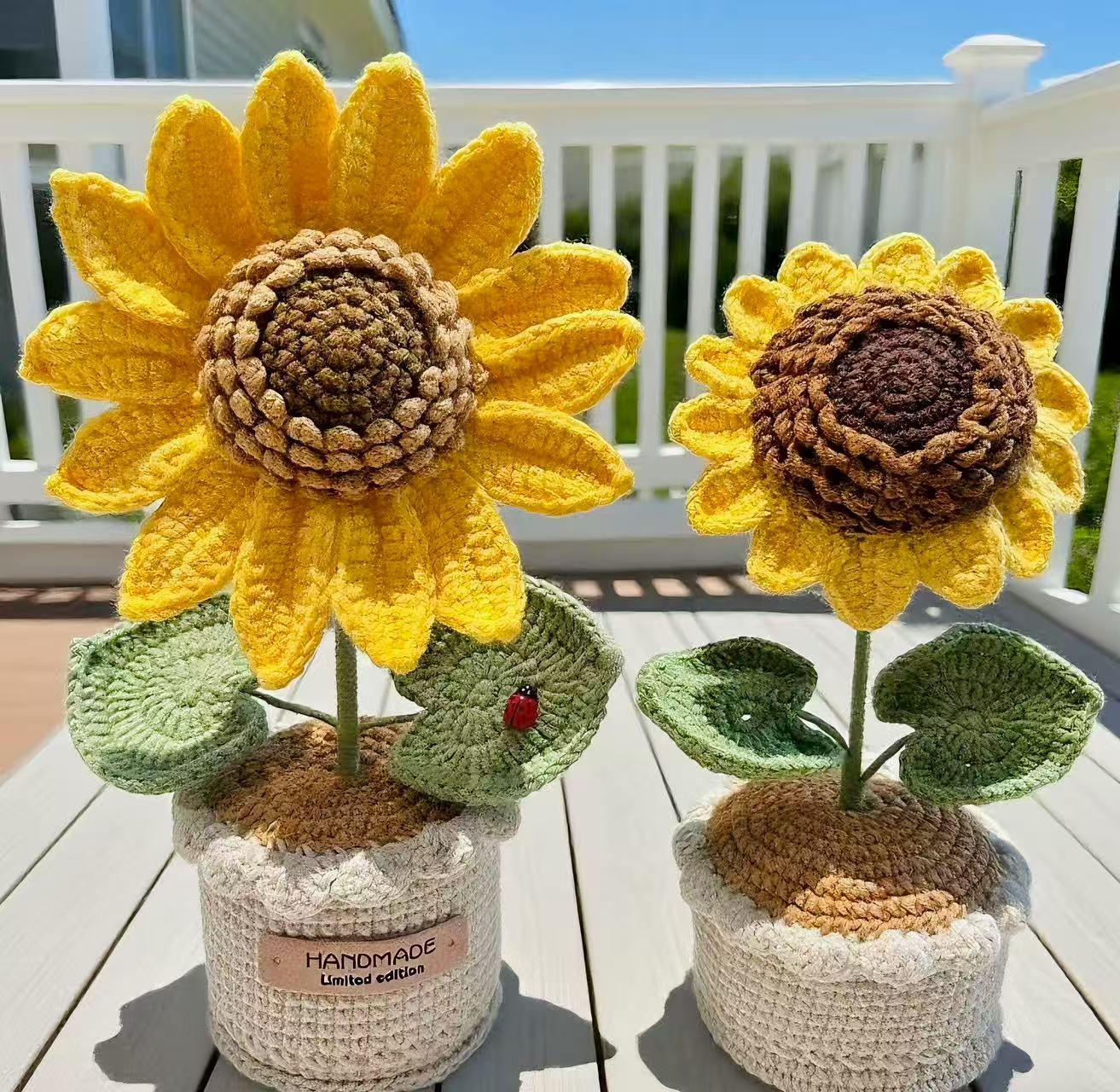 かぎ針編みの鉢植えひまわり：てんとう虫入りの手作りニットブーケ