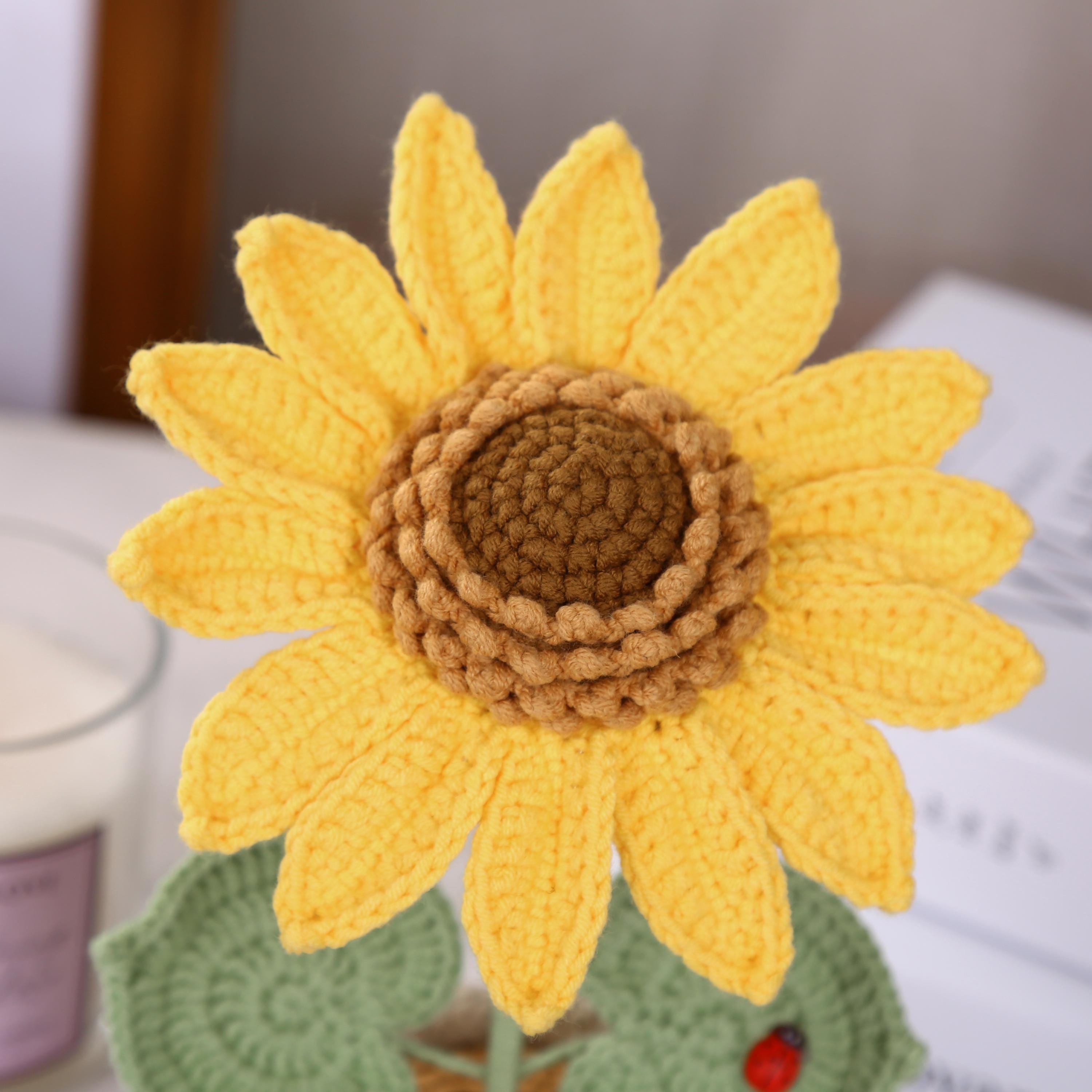 かぎ針編みの鉢植えひまわり：てんとう虫入りの手作りニットブーケ