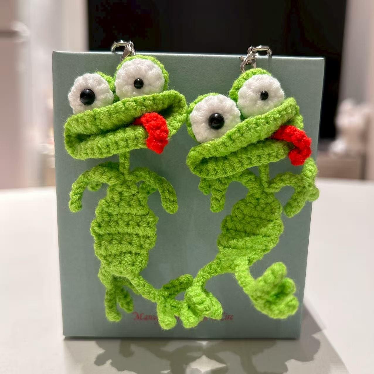 手作りかぎ針編みのカエルキーホルダー：かわいい編みぐるみバッグ