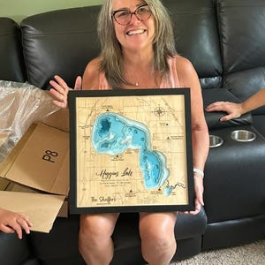 Mappa batimetrica a strati del lago Higgins - Personalizzabile / Regalo per la famiglia / Campeggio / Glamping / Camper / Nautica