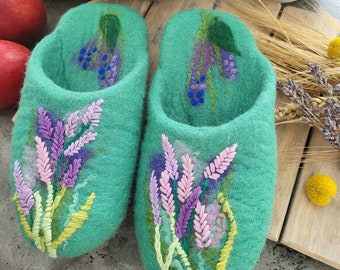 Pantoufles feutrées faites main en laine lavande, laine biologique écologique, chaussures artisanales chaudes, broderie pendaison de crémaillère, cadeau de retraite de mariage de Noël