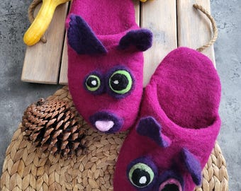 Pantofole fatte a mano in feltro con mostri: scarpe in lana biologica con facce buffe, regalo per Natale